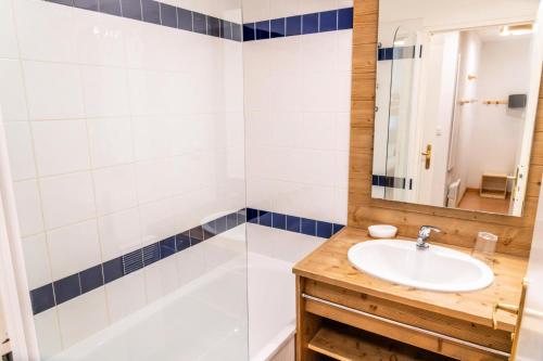 een badkamer met een wastafel en een bad bij Résidence Le Parc Des Airelles - 2 Pièces pour 4 Personnes 454 in Les Orres