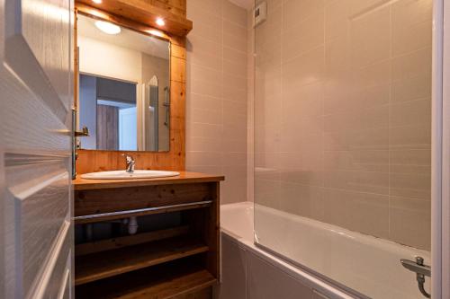une salle de bain avec un lavabo, une baignoire et un miroir dans l'établissement Résidence Le Balcon Des Airelles - Appartement calme au coeur des Orres 1800 MAE-6464, aux Orres