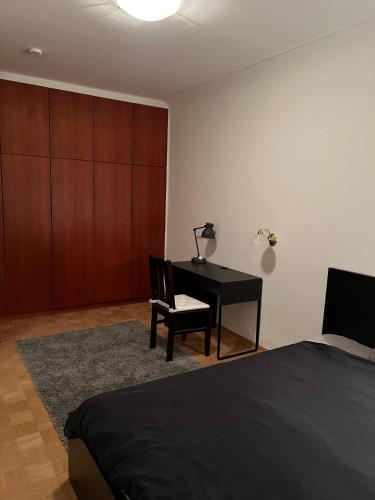 a bedroom with a bed and a desk with a lamp at Privatzimmer in zentraler Lage in Geislingen (Steige) in Geislingen an der Steige