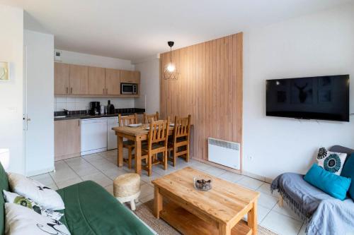 un salon avec un canapé et une table et une cuisine dans l'établissement Résidence Le Balcon Des Airelles - Agréable appartement proche des pistes MAE-6504, aux Orres