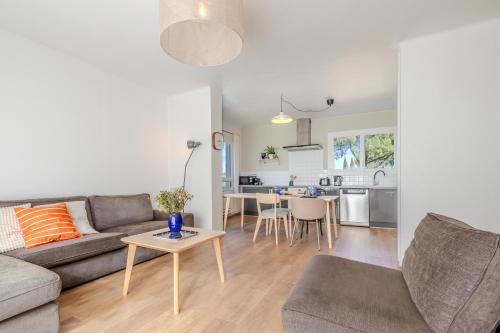 een woonkamer met een bank en een tafel bij L'oranger - Villa avec piscine in Saint-Jean-de-Védas