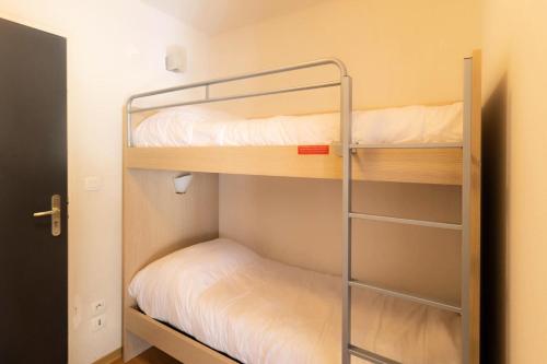 - une chambre avec 2 lits superposés dans l'établissement Résidence Les Terrasses Du Soleil D'or - Studio pour 4 Personnes 594, aux Orres