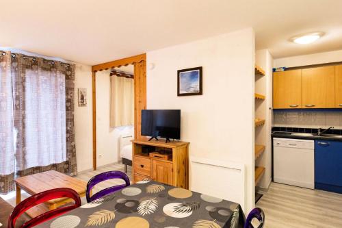 un salon avec une table et une cuisine dans l'établissement Résidence Le Parc Des Airelles - Appartement agréable au pied des pistes MAE-6624, aux Orres