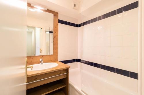 une salle de bain avec un lavabo, une baignoire et un miroir dans l'établissement Résidence Le Parc Des Airelles - Appartement agréable au pied des pistes MAE-6624, aux Orres