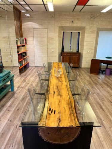 - une grande table en bois dans une chambre avec des chaises dans l'établissement Casa & Bottega, à Rivarolo Mantovano