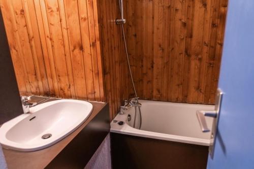 a bathroom with a sink and a bath tub at Résidence Le Belvedere - Studio pour 4 Personnes 564 in Les Orres