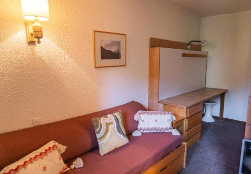 Cette chambre dispose d'un canapé et d'oreillers. dans l'établissement Résidence Le Belvedere - Studio coin nuit au coeur des Orres 1650 MAE-6604, aux Orres
