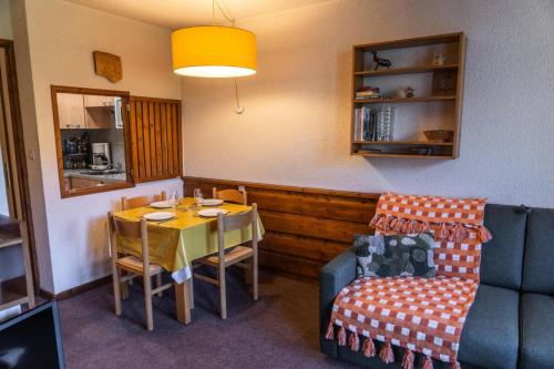 une petite salle à manger avec une table et un canapé dans l'établissement Résidence Le Belvedere - Studio coin nuit au coeur des Orres 1650 MAE-6604, aux Orres