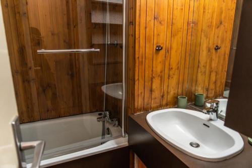 une salle de bain avec un lavabo, une douche et une baignoire dans l'établissement Résidence Le Belvedere - Studio coin nuit au coeur des Orres 1650 MAE-6604, aux Orres