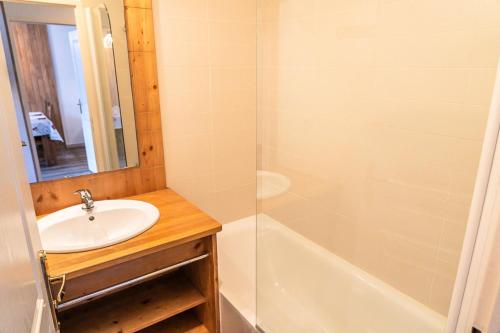 une salle de bain avec un lavabo et une baignoire dans l'établissement Résidence Le Balcon Des Airelles - Appartement calme au coeur des Orres 1800 MAE-6694, aux Orres