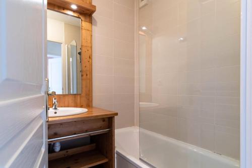 une salle de bain avec un lavabo, une baignoire et un miroir dans l'établissement Résidence Le Balcon Des Airelles - Appartement calme au cœur des Orres 1800 MAE-6754, aux Orres