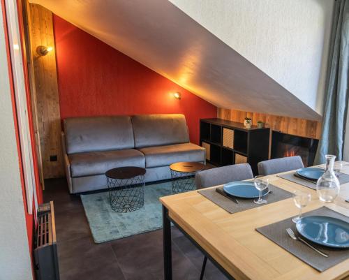 un salon avec un canapé et une table dans l'établissement Résidence Le Parc Des Airelles - Appartement au pied des pistes aux Orres MAE-6744, aux Orres