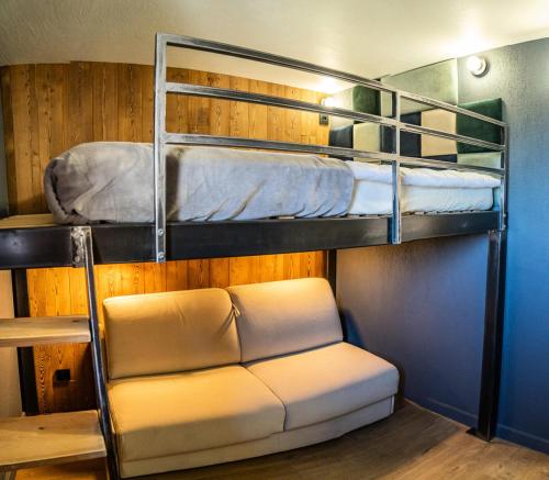 - une chambre avec 2 lits superposés et un canapé dans l'établissement Résidence Le Parc Des Airelles - Appartement au pied des pistes aux Orres MAE-6744, aux Orres
