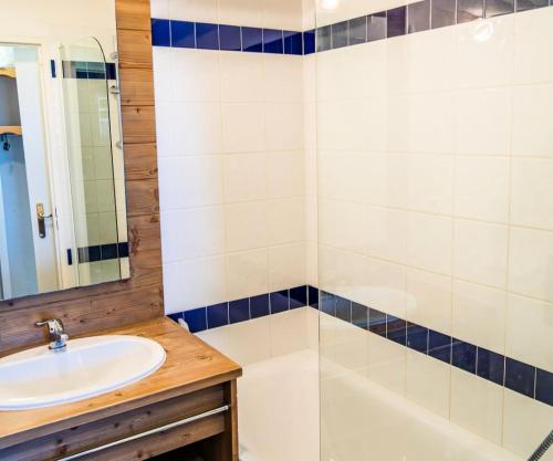 une salle de bain avec un lavabo et une baignoire dans l'établissement Résidence Le Parc Des Airelles - Appartement au pied des pistes aux Orres MAE-6744, aux Orres