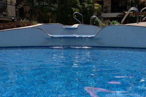 Bazén v ubytování Family Condo Escape 2BR Gated Pool Jacuzzis Security Terrace 2km Walk Beach and Town nebo v jeho okolí