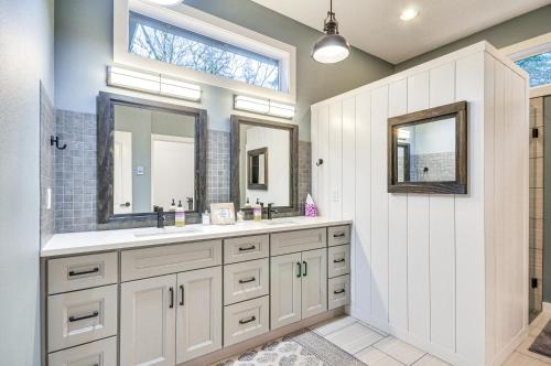 La salle de bains est pourvue d'un lavabo et d'un miroir. dans l'établissement Spacious Oregon Home with Hot Tub, Fire Pit and Grill!, à Hillsboro