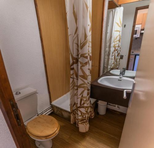 une salle de bain avec toilettes et lavabo dans l'établissement Résidence Le Belvedere - Studio au coeur des Orres 1650 MAE-6944, aux Orres