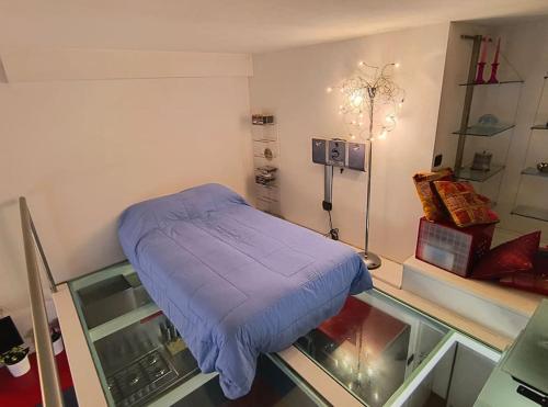 Cette chambre comprend un lit violet. dans l'établissement Dimora il Magnifico, à Florence