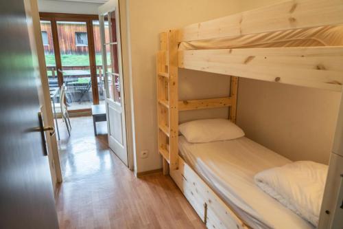 quelques lits superposés dans une chambre dans l'établissement Résidence Les Terrasses Du Soleil D'or - Studio pour 4 personnes tout proche des pistes MAE-2244, aux Orres