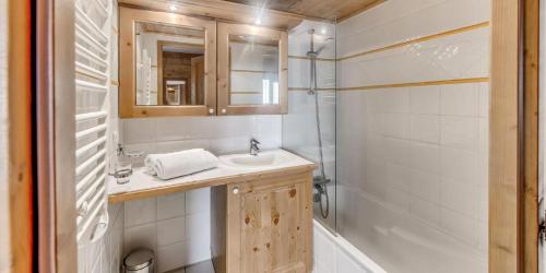 une salle de bain avec un lavabo et une douche dans l'établissement Résidence Les Alpages - 2 Pièces pour 4 Personnes MAE-4214, à Champagny-en-Vanoise
