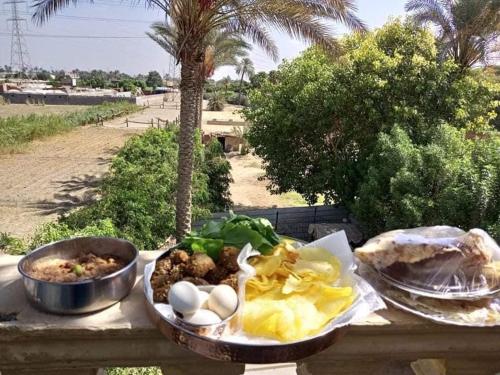 una bandeja de comida sentada en una mesa con comida en Family House بيت العيلة en El Cairo