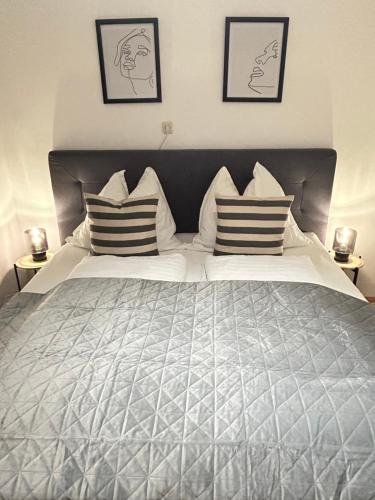 a bedroom with a large bed with pillows at LUMINOUS SALZBURG - Kostenloser Parkplatz , Stadt Nähe in Salzburg