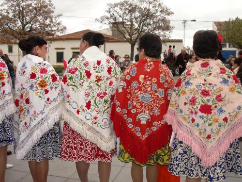 een groep vrouwen gekleed in traditionele Koreaanse kleding bij VillasMC in Alpalhão