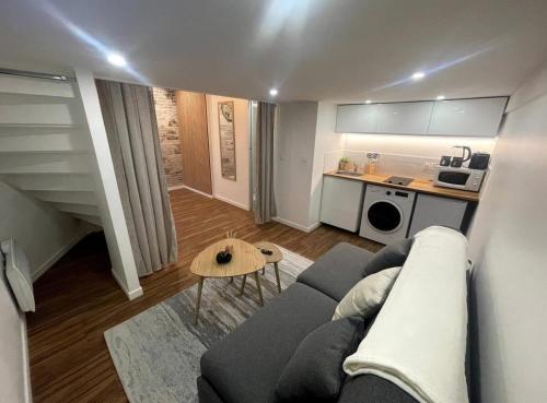 een woonkamer met een bank en een tafel bij Eiffel Tour - Cosy Manéo in Parijs