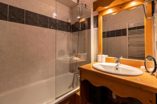 une salle de bain avec un lavabo, une douche et une baignoire dans l'établissement Résidence Les Hauts De Preclaux - Appartement agréable au pied des pistes. MAE-9464, aux Orres