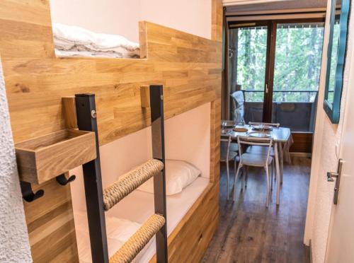 een kamer met stapelbedden in een tiny house bij Résidence Le Perescuelle - Studio pour 4 Personnes 504 in Les Orres