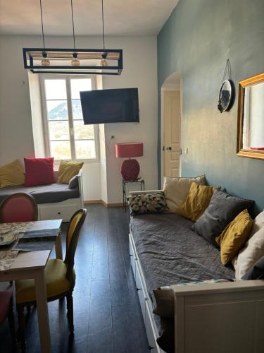 un salon avec un canapé et une table dans l'établissement Appartement de caractère superficie 50 m2, à Corte