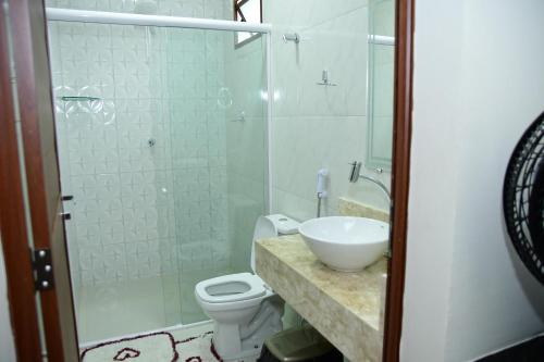y baño con aseo, lavabo y ducha. en Brisa do Canto, en Martins