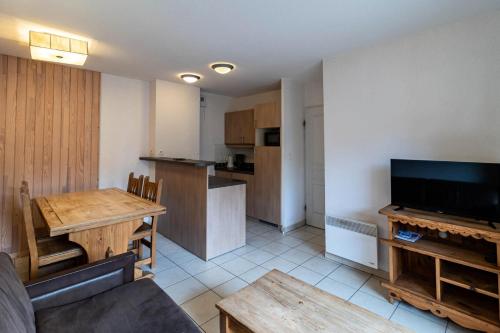 un salon avec une table et une cuisine dans l'établissement Résidence Le Balcon Des Airelles - Appartement calme au cœur des Orres 1800 MAE-9484, aux Orres