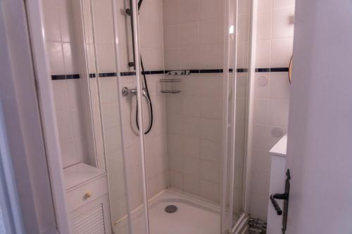 a bathroom with a shower with a glass door at Résidence L'horizon - Studio pour 4 Personnes 584 in Les Orres