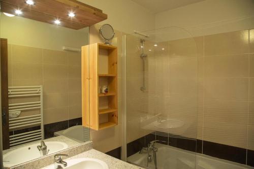 a bathroom with a sink and a glass shower at Résidence Le Balcon De Pramouton - Appartement 2 pièces paisible aux Orres 1550 MAE-9544 in Les Orres