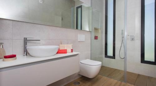 een witte badkamer met een wastafel en een toilet bij LA Paradise in Los Alcázares