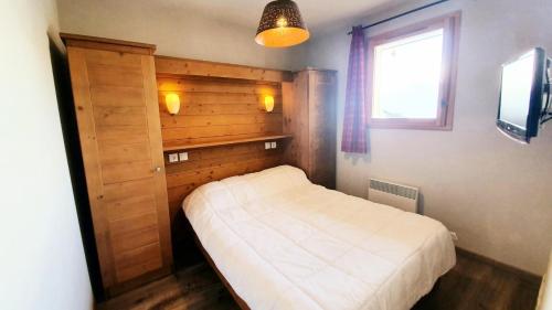 une petite chambre avec un lit et une fenêtre dans l'établissement Les Chalets Des Rennes - Appartement cosy 2 pièces - Les Chalets Des Rennes MAE-9554, à Vars