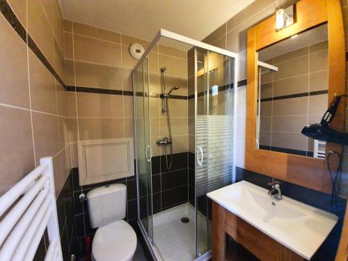 une salle de bain avec une douche, des toilettes et un lavabo dans l'établissement Les Chalets Des Rennes - Appartement 6 personnes - Les Chalets Des Rennes MAE-9624, à Vars