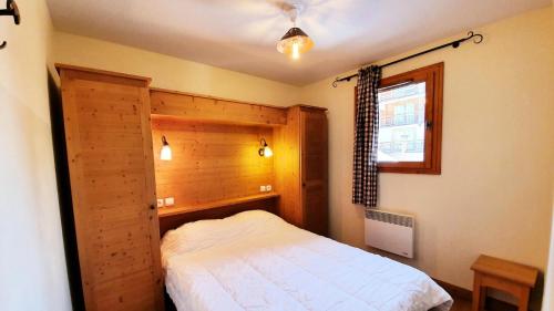 une chambre avec un lit blanc et une fenêtre dans l'établissement Les Chalets Des Rennes - Appartement 2 pièces - Les Chalets Des Rennes MAE-9664, à Vars