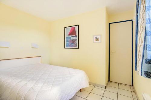 - une chambre avec un lit, une fenêtre et une porte dans l'établissement Résidence Port du Crouesty - maeva Home - Appartement 2 pièces 6 personnes - Confort MAE-5369, à Arzon
