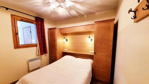 une petite chambre avec un lit dans une pièce dans l'établissement Les Chalets Des Rennes - Appartement 2 pièces - 4 personnes MAE-9744, à Vars