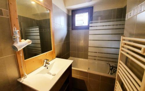 une salle de bain avec un lavabo et un miroir dans l'établissement Les Chalets Des Rennes - Appartement 2 pièces - Les Chalets Des Rennes MAE-9764, à Vars