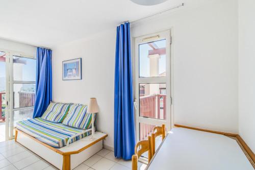 une chambre avec un lit et une fenêtre dans l'établissement Résidence le Village de Cap Esterel - maeva Home - Appartement 2 Pièces 5 Personnes - Confort MAE-5960, à Saint-Raphaël