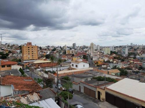 - une vue sur une ville avec des bâtiments dans l'établissement Casa 4 quartos paraiso santa efigênia reg residenc, à Belo Horizonte