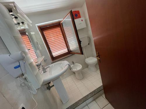 een badkamer met een wastafel en een toilet bij La Casa Dei Sogni in Gallico