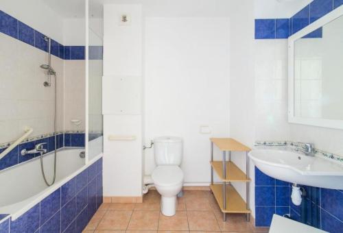 łazienka z toaletą, umywalką i wanną w obiekcie Résidence le Hameau des Issambres - maeva Home - Studio 5 Personnes - Sélection MAE-5969 w mieście Les Issambres
