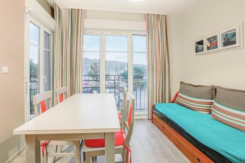un salon avec une table et un canapé dans l'établissement Résidence Port Guillaume - maeva Home - 2 Pièces 4 Personnes Sélection MAE-6688, à Dives-sur-Mer