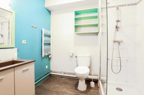 a bathroom with a toilet and a shower at Résidence Port Guillaume - maeva Home - 2 Pièces 4 Personnes Sélection MAE-6688 in Dives-sur-Mer
