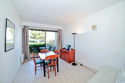 une salle à manger avec une table et des chaises dans l'établissement Résidence Les Balcons de Collioure - maeva Home - Studio 4 Personnes Confort MAE-5972, à Collioure
