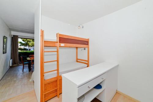 a room with a bunk bed and a desk at Résidence Les Balcons de Collioure - maeva Home - Studio 4 Personnes Confort MAE-5972 in Collioure